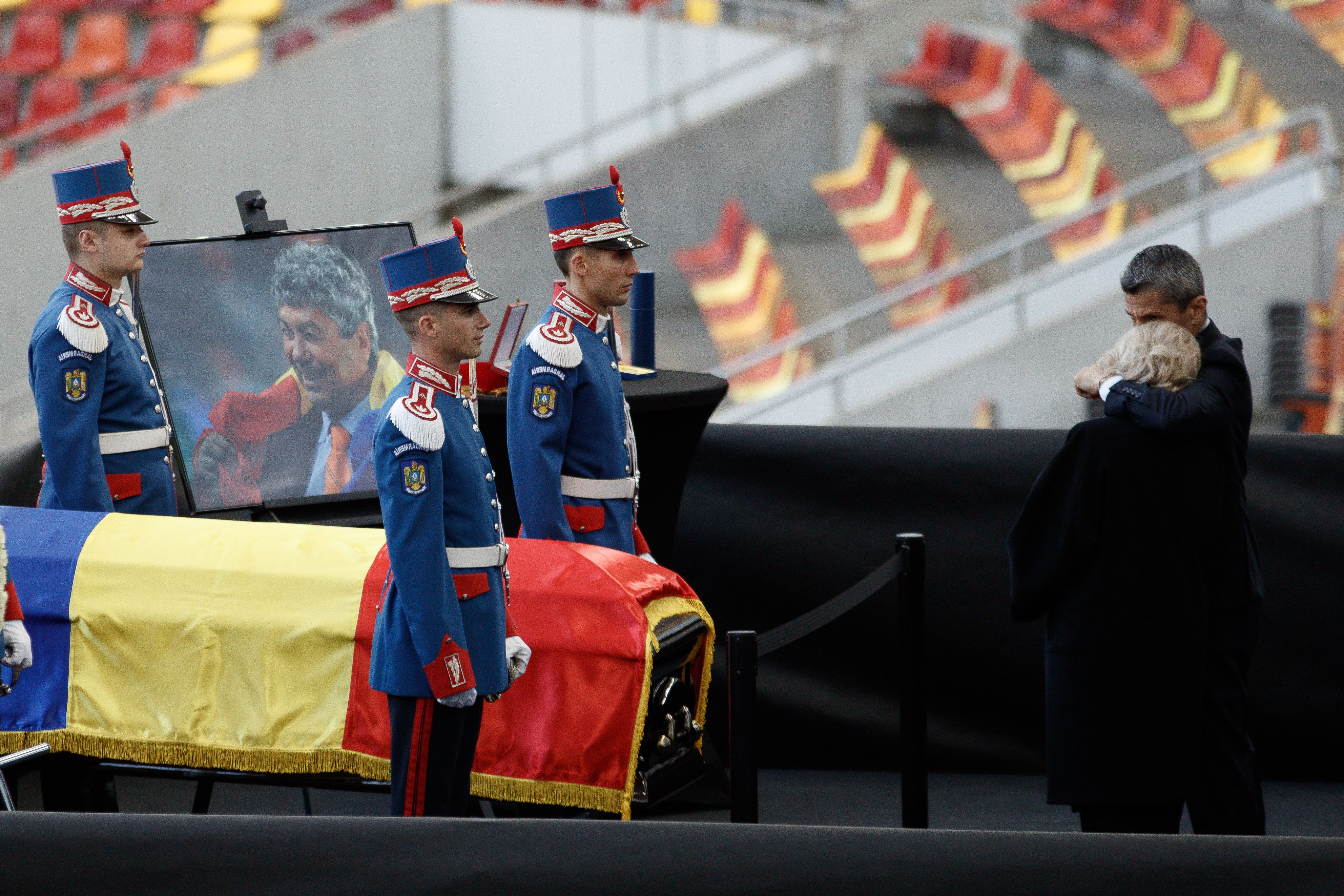 Mii de români, omagiu emoționant pentru Mircea Lucescu pe Arena Națională. Băsescu: „Un singur cuvânt”