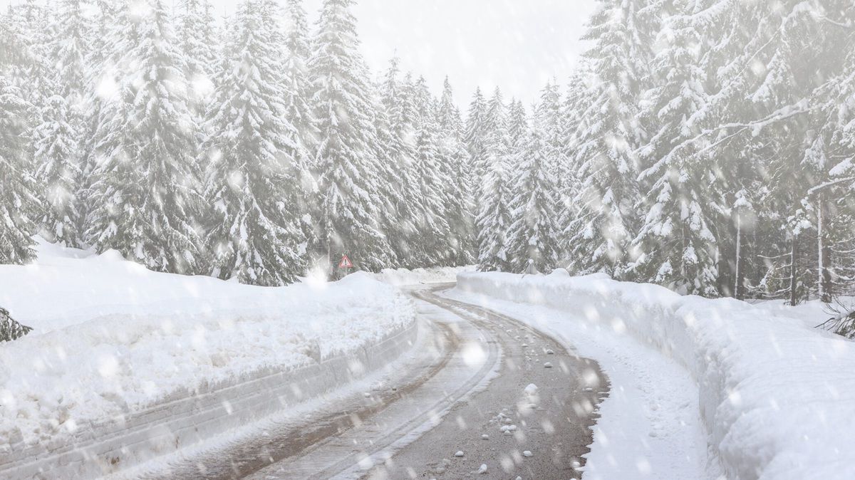 Zăpadă de doi metri în România, chiar înainte de Paște! Unde ninge acum ca-n povești?