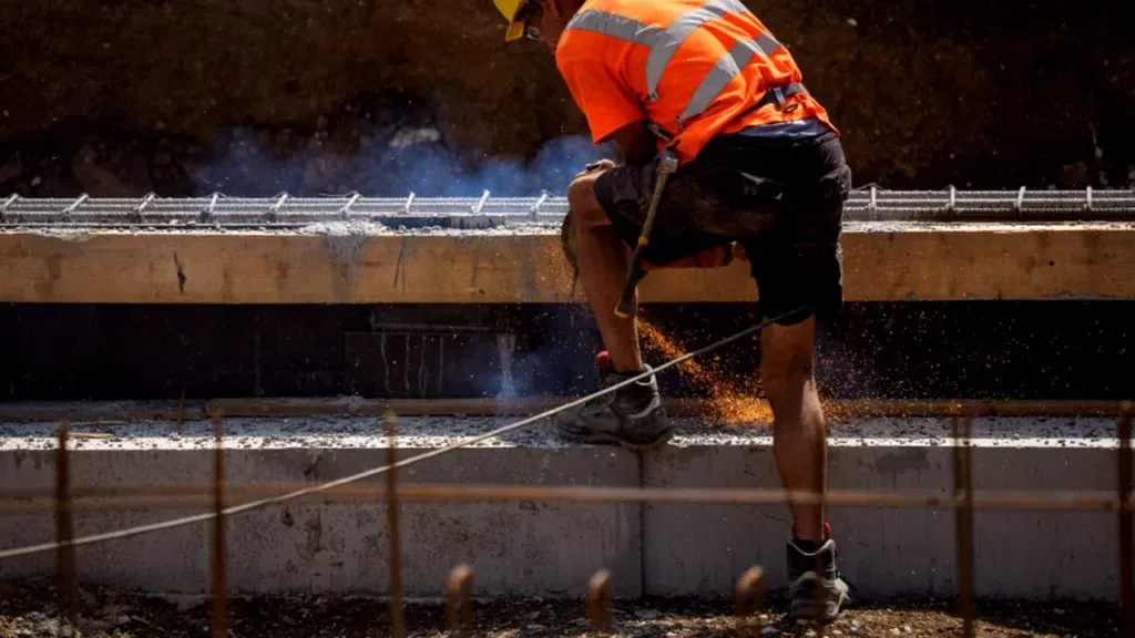 Industria avertizează: OUG-ul privind străinii blochează firmele, crește costurile și frânează economia