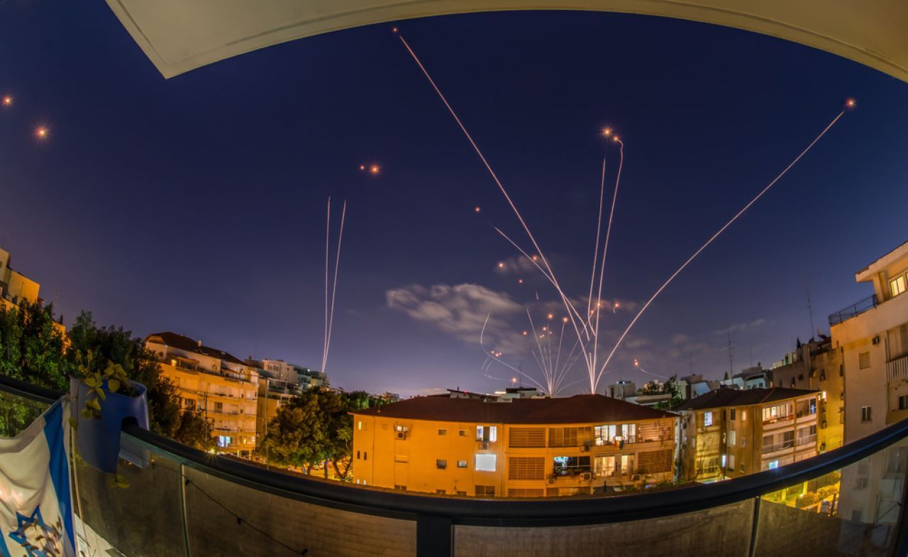 Tensiuni în Israel: Hezbollah lansează rachete, sirene de raid aerian la Tel Aviv