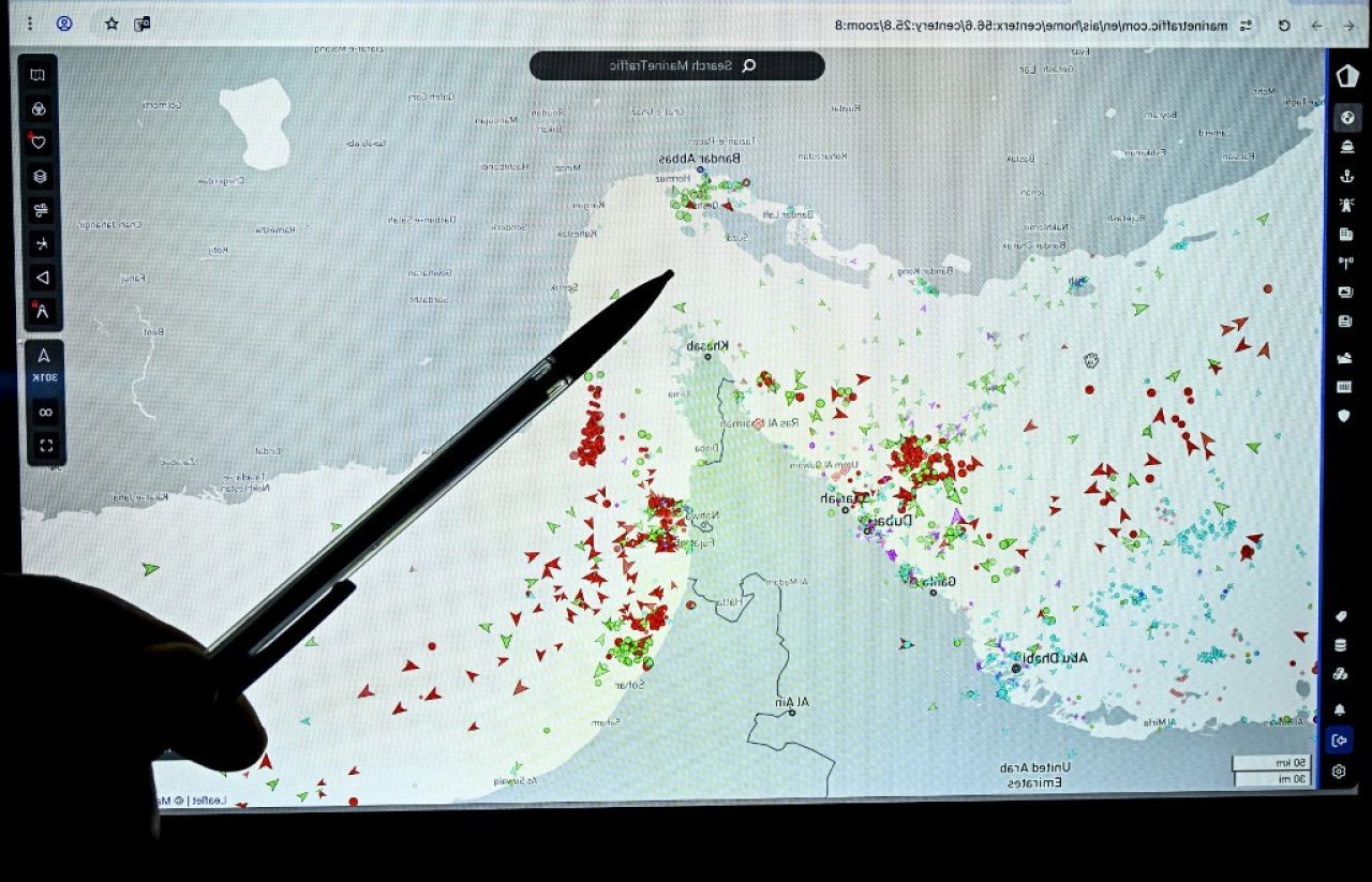 Strâmtoarea Ormuz, blocată parțial: Traficul petrolier nu își revine nici după armistițiu