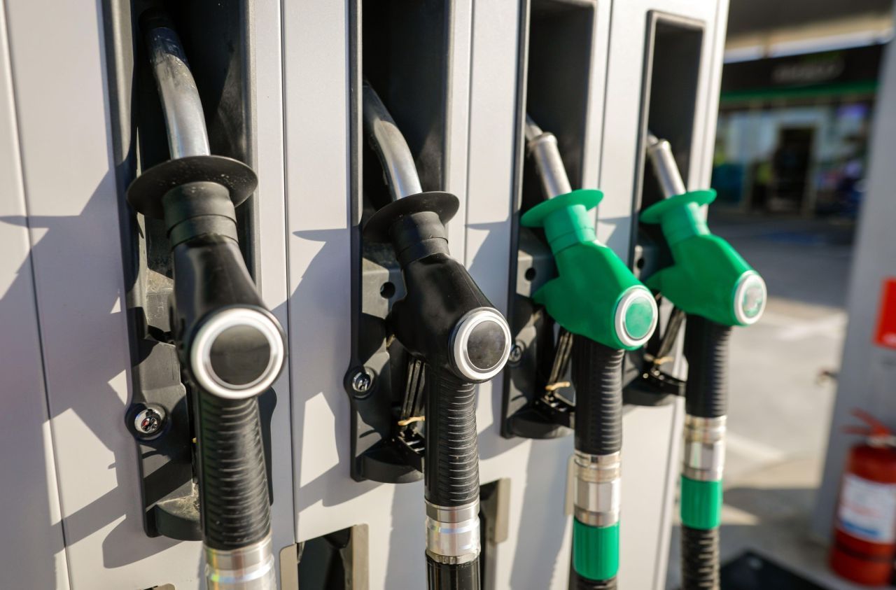Motorina, veste bună! Prețul scade sub 9,5 lei/litru, după un vârf istoric