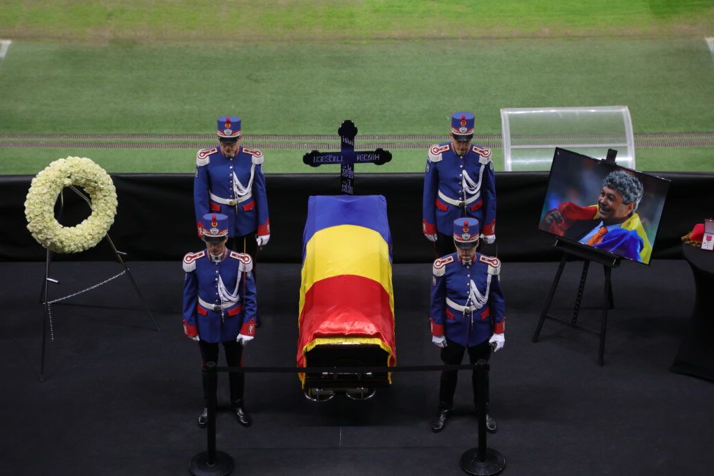 Mircea Lucescu, înmormântat cu onoruri militare! Petale de trandafiri la Biserica Sf. Elefterie