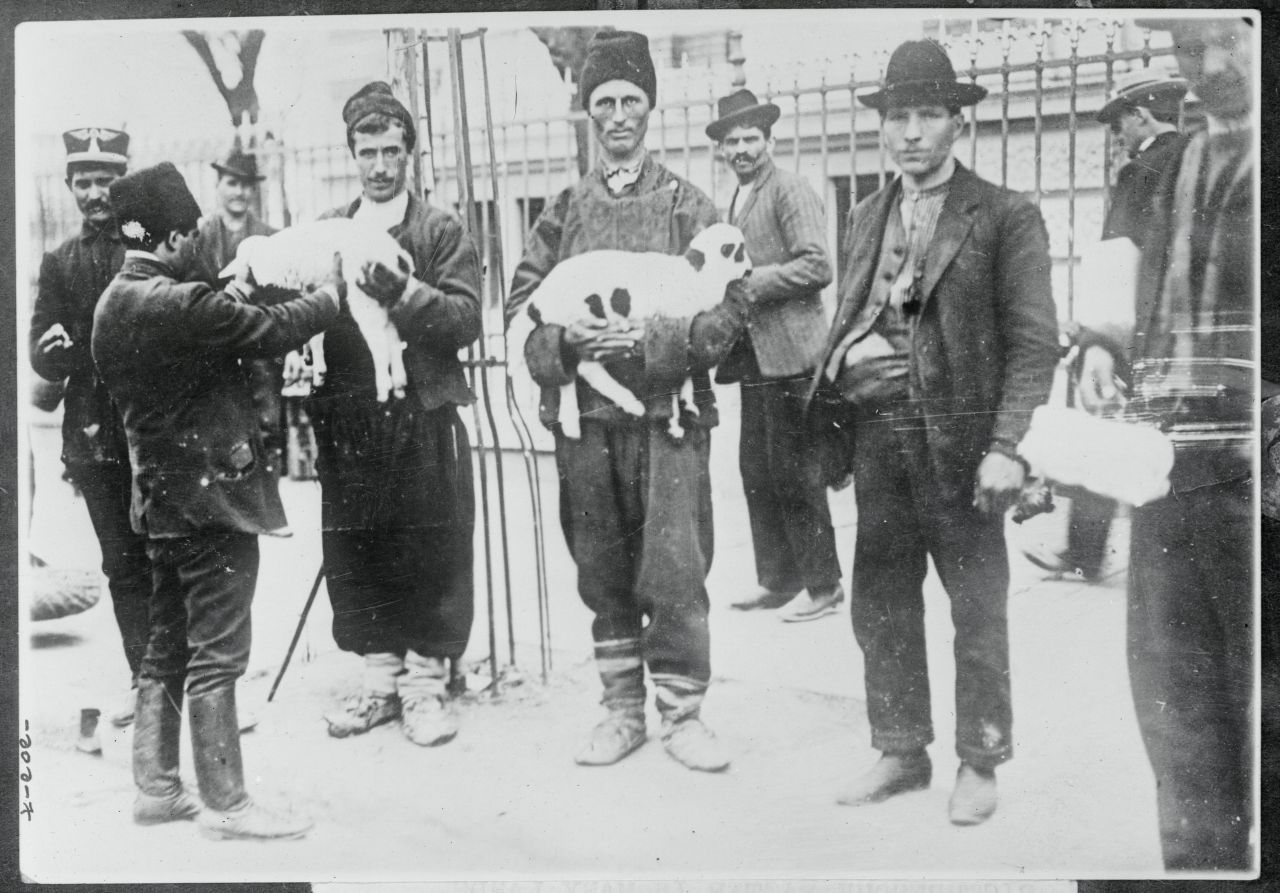 Masa de Paște acum un secol: Mielul, un lux. Ce mâncau românii de sărbători?