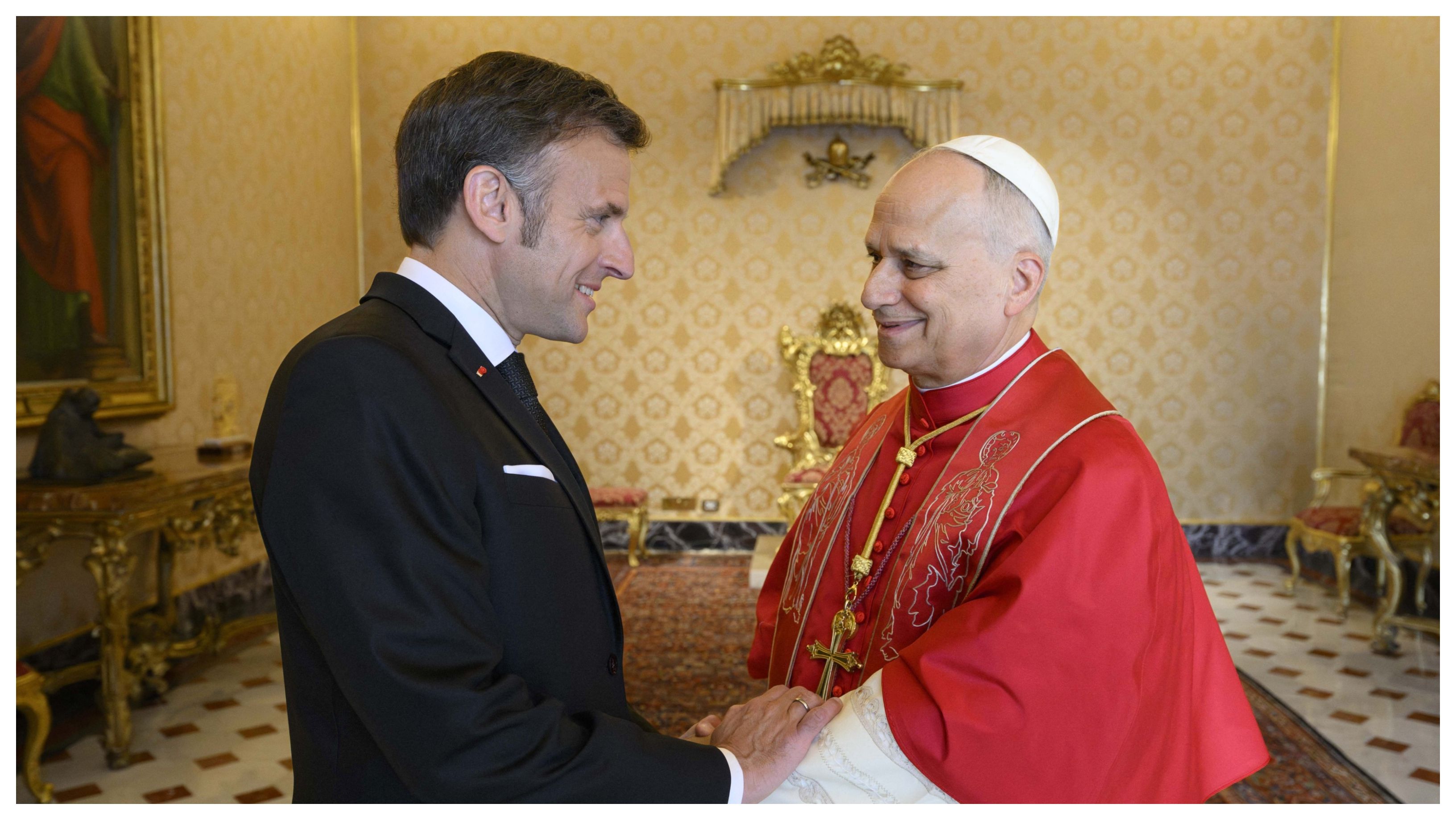 Macron, primit de Papa la Vatican: Ce cadouri i-a oferit liderul francez Suveranului Pontif