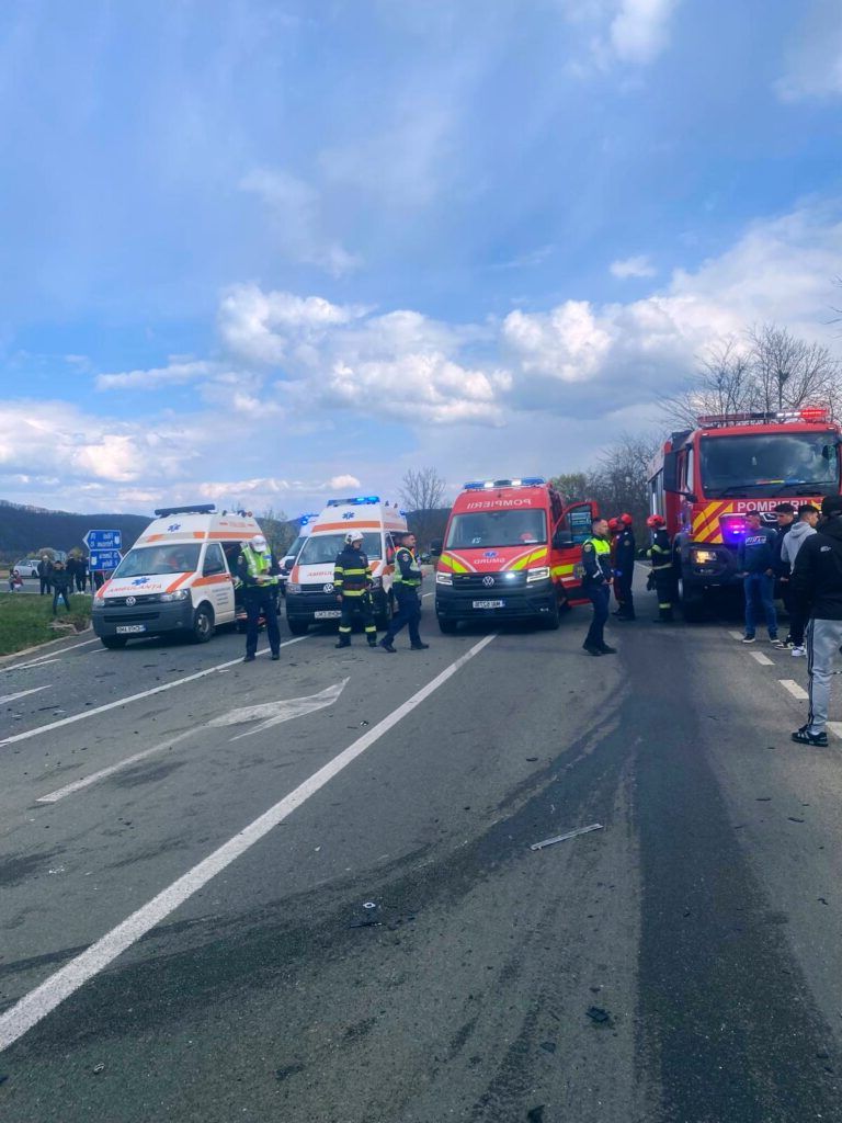 Tragedie în Hunedoara: Un mort și patru tineri răniți grav într-un accident cumplit
