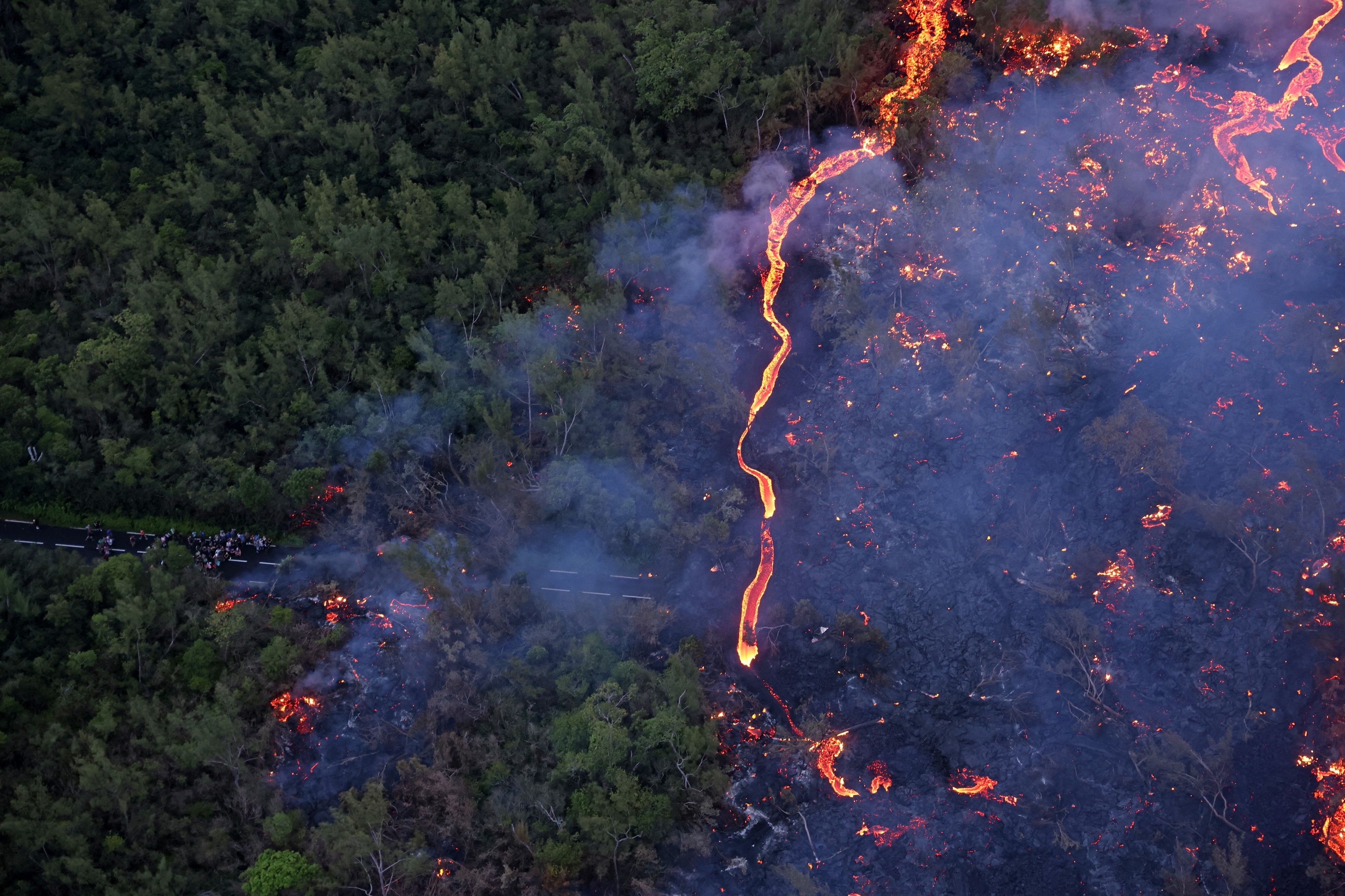 Imagini spectaculoase: Lava vulcanului din Reunion se varsă în ocean
