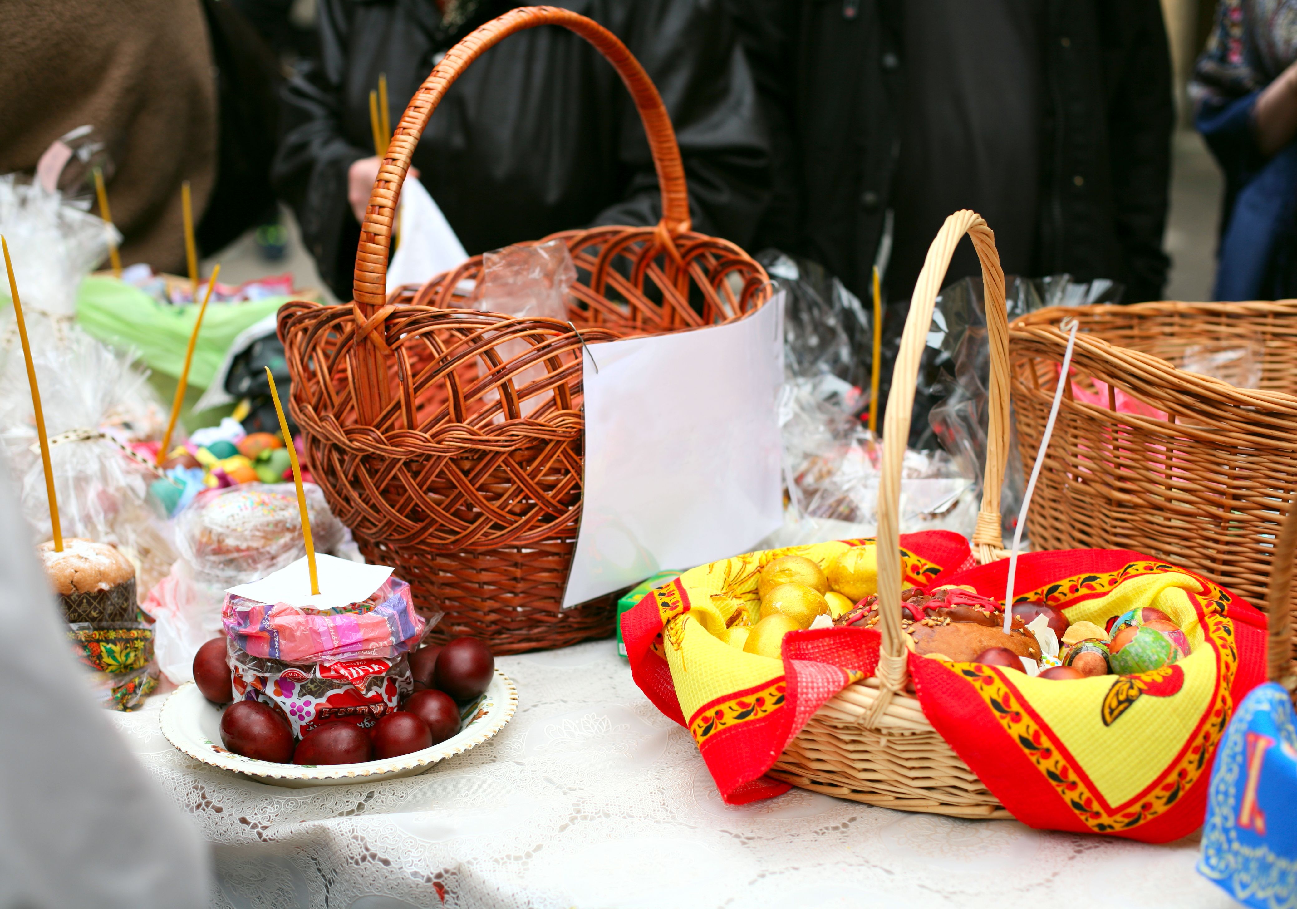 Masa de Paște și pachetele de pomană: Ce alimente nu trebuie să lipsească în prima zi de Înviere