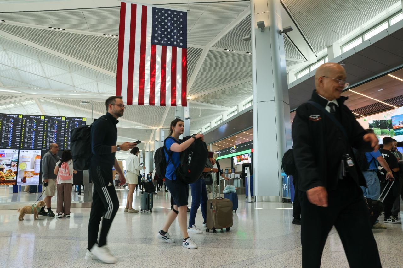 România, noul refugiu al americanilor dezamăgiți: De ce părăsesc SUA pentru țara noastră