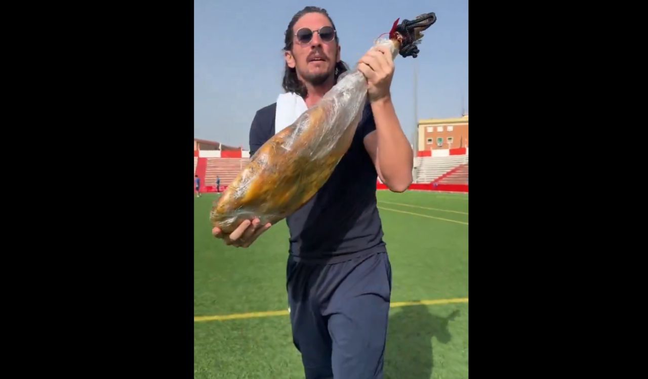 Scandal uriaș: Președinte de club, acuzat că și-a alergat jucătorii musulmani cu un jambon