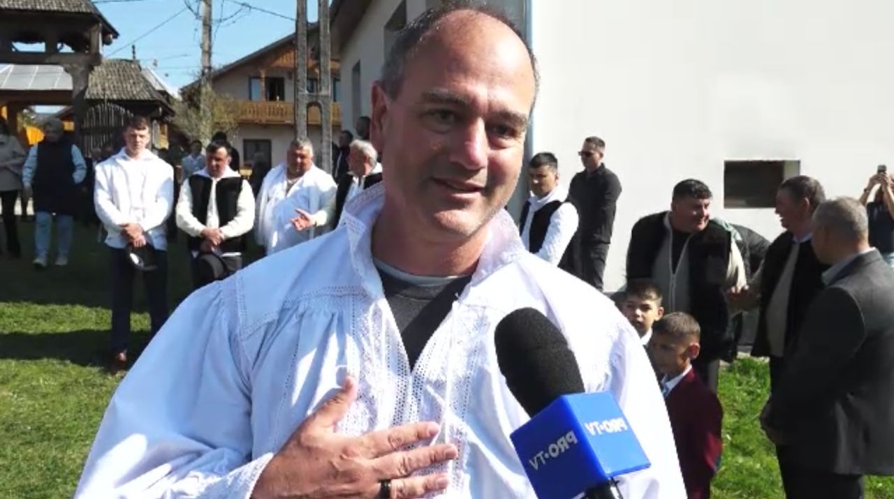 Un american, copleșit de slujba de Paște din Maramureș: „Îmi place foarte mult România!”