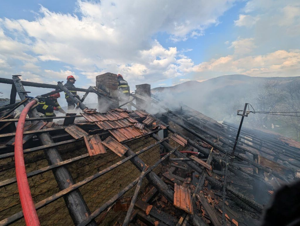 Pompierii au salvat un proprietar din stop cardio-respirator, în timpul unui incendiu la Nehoiu