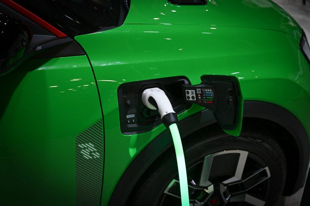 Boom electric în Europa: Prețurile la combustibil explodează, interesul pentru EV-uri crește vertiginos