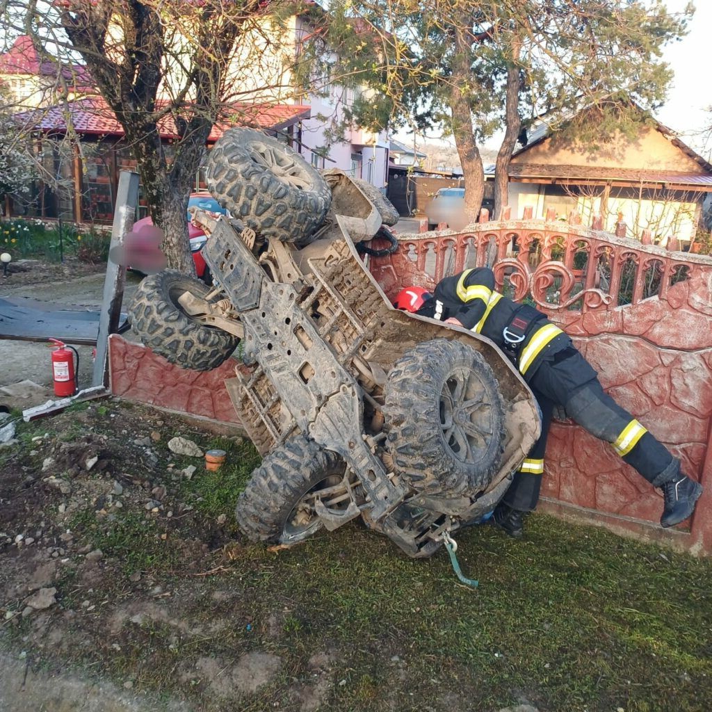 ATV răsturnat spectaculos în a doua zi de Paște: A ajuns pe un gard!