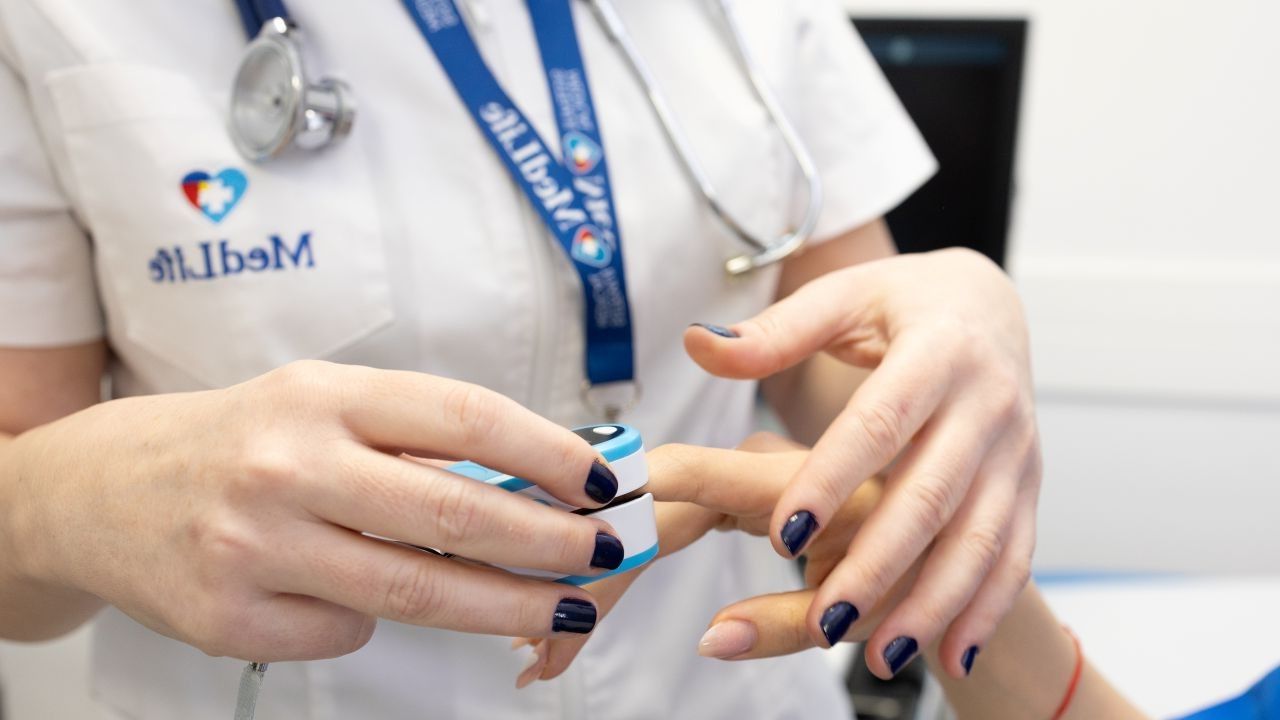 Apneea în somn: Nu e doar un sforăit, poate duce la moarte subită!