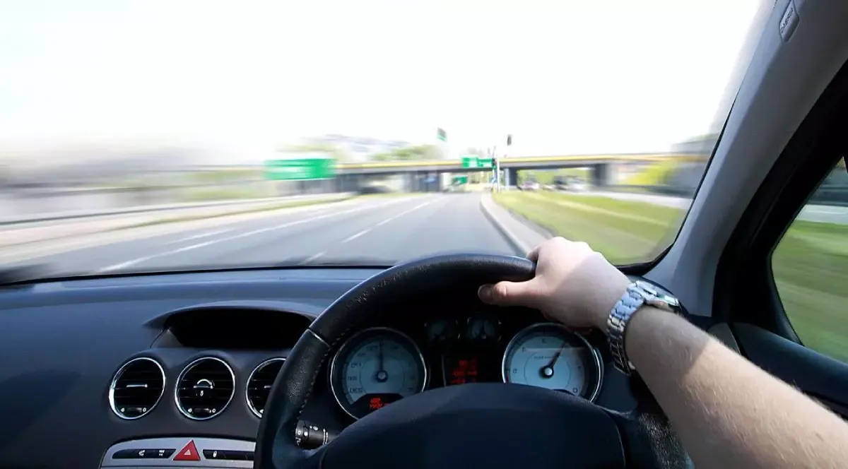 Viteza optimă pentru consum redus: Economisește până la 10 lei la 100 km!