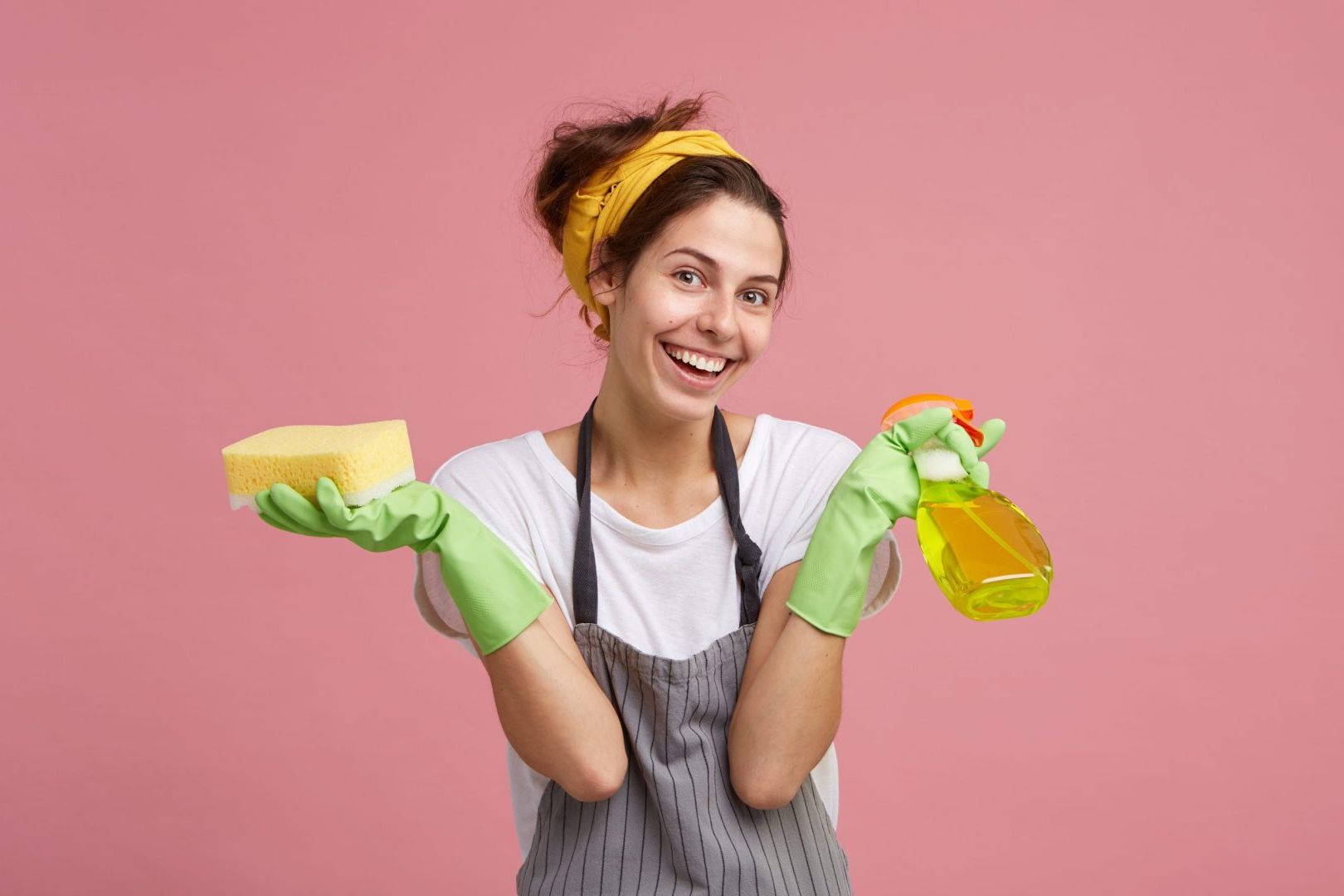 Șocant: 5.000 de lei pentru spălat scări de bloc! "Tinerii abia găsesc cu 3.500 după școală"