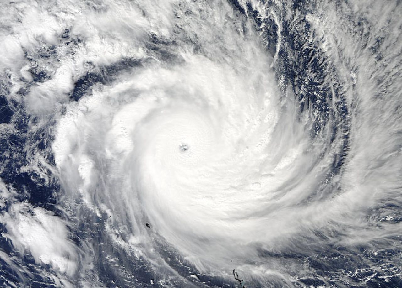 Furtuna Sinlaku, cea mai puternică din lume, amenință cu rafale de peste 350 km/h!