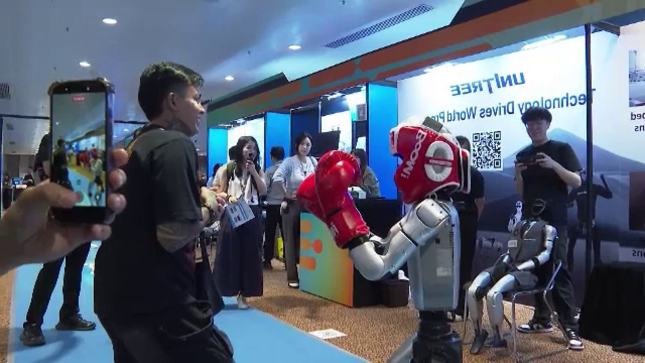 Roboți profesori, dansatori și boxeri: Peste 100 de inovații uimesc la un târg din Hong Kong