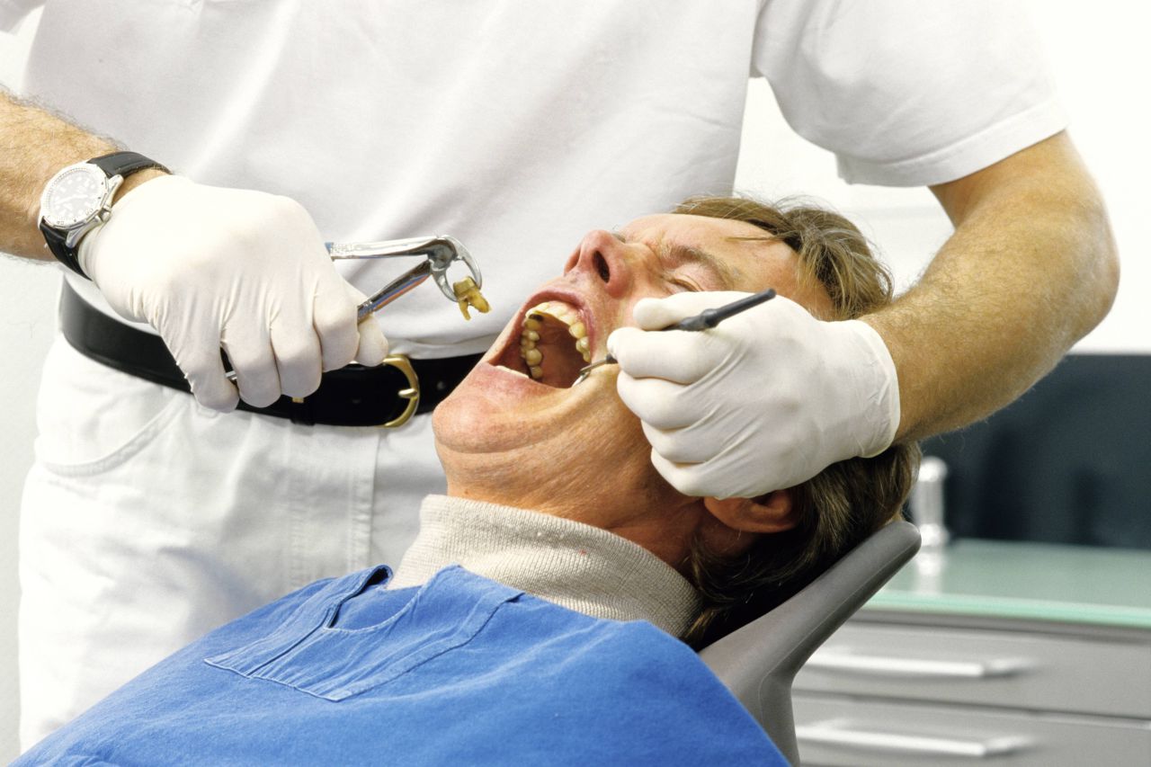 Tragedie la dentist: Un bărbat s-a sinucis după ce a rămas fără dinți