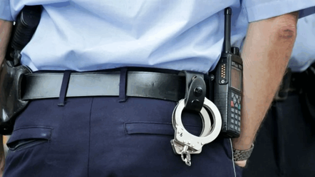 Femeie violentă în Vrancea: A spart capul unui polițist cu o piatră!