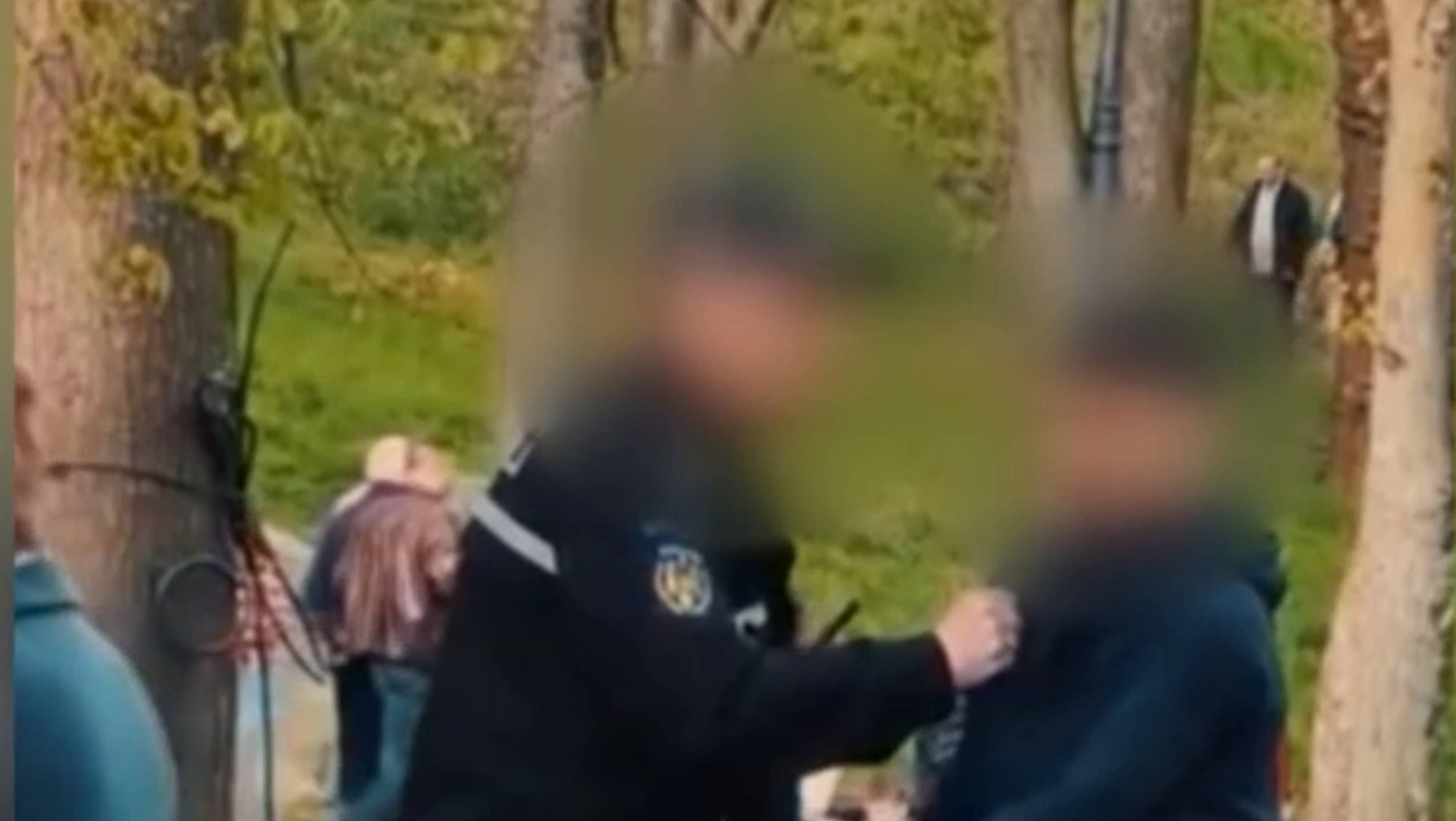 Polițistul din Craiova care a bruscat un copil în parc, cercetat disciplinar. De ce a acționat așa?