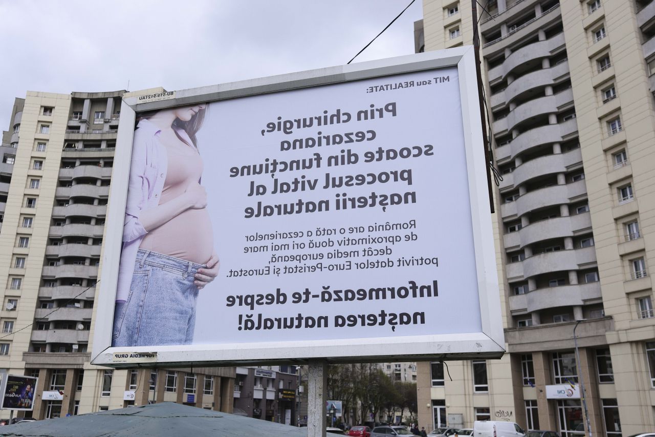 Colegiul Medicilor, alarmat: Panourile din București despre cezariană, pline de informații false!