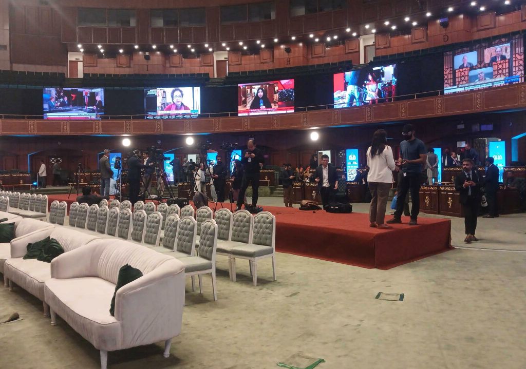 Diplomații, sub presiune: Noi discuții SUA-Iran, în prima zi a blocadei americane