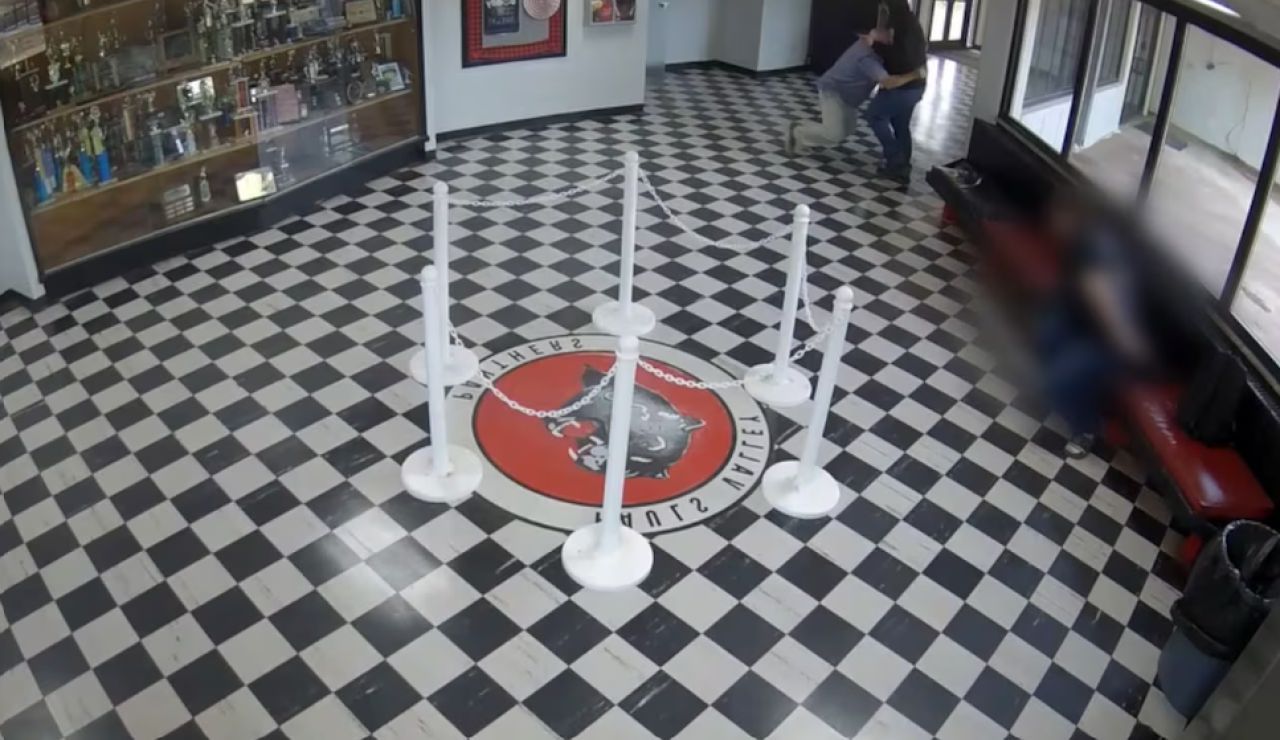 Erou la liceu: Directorul a oprit un atac armat, sărind pe agresorul înarmat!