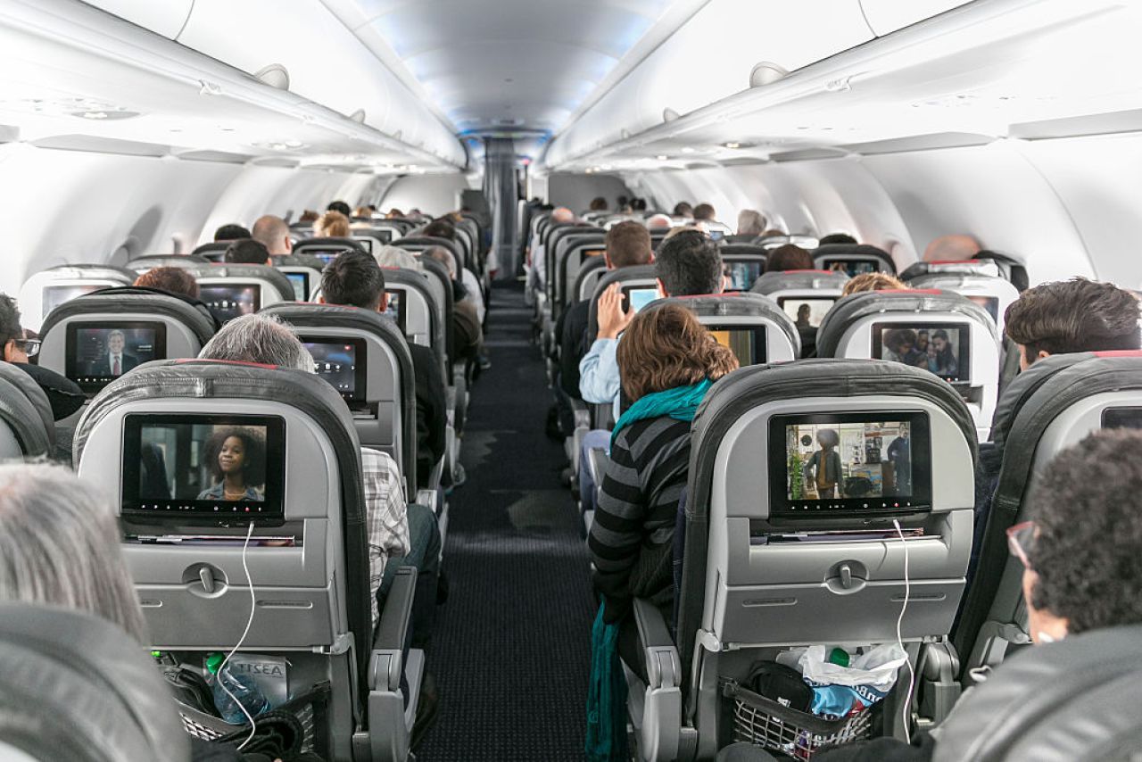 Locurile cele mai înghesuite din avion: Află care companii low-cost te storc cel mai tare!