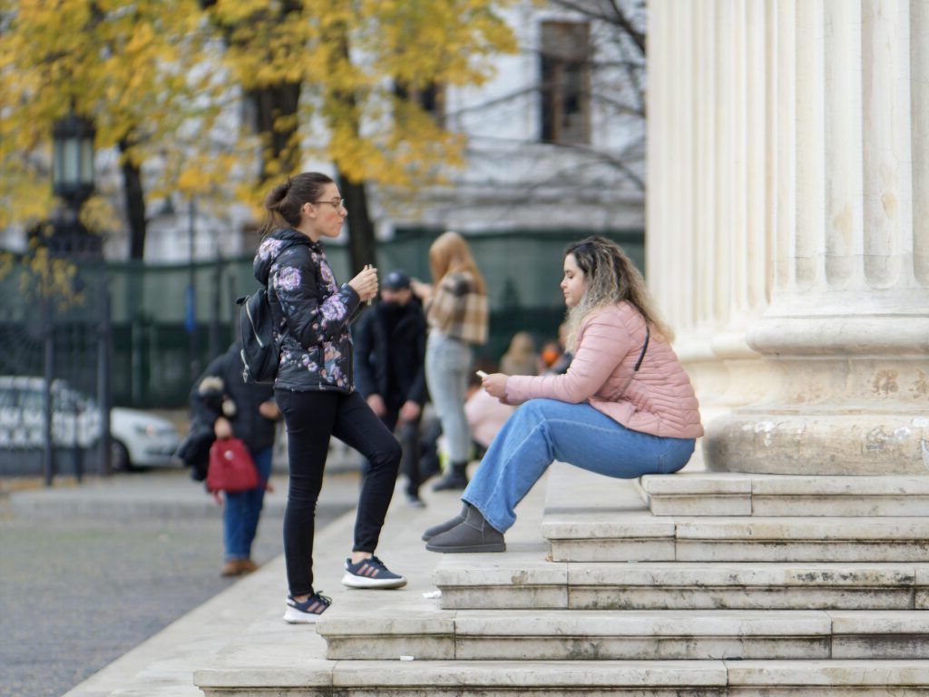 Beneficiul ascuns al discuțiilor plictisitoare din care nu poți scăpa