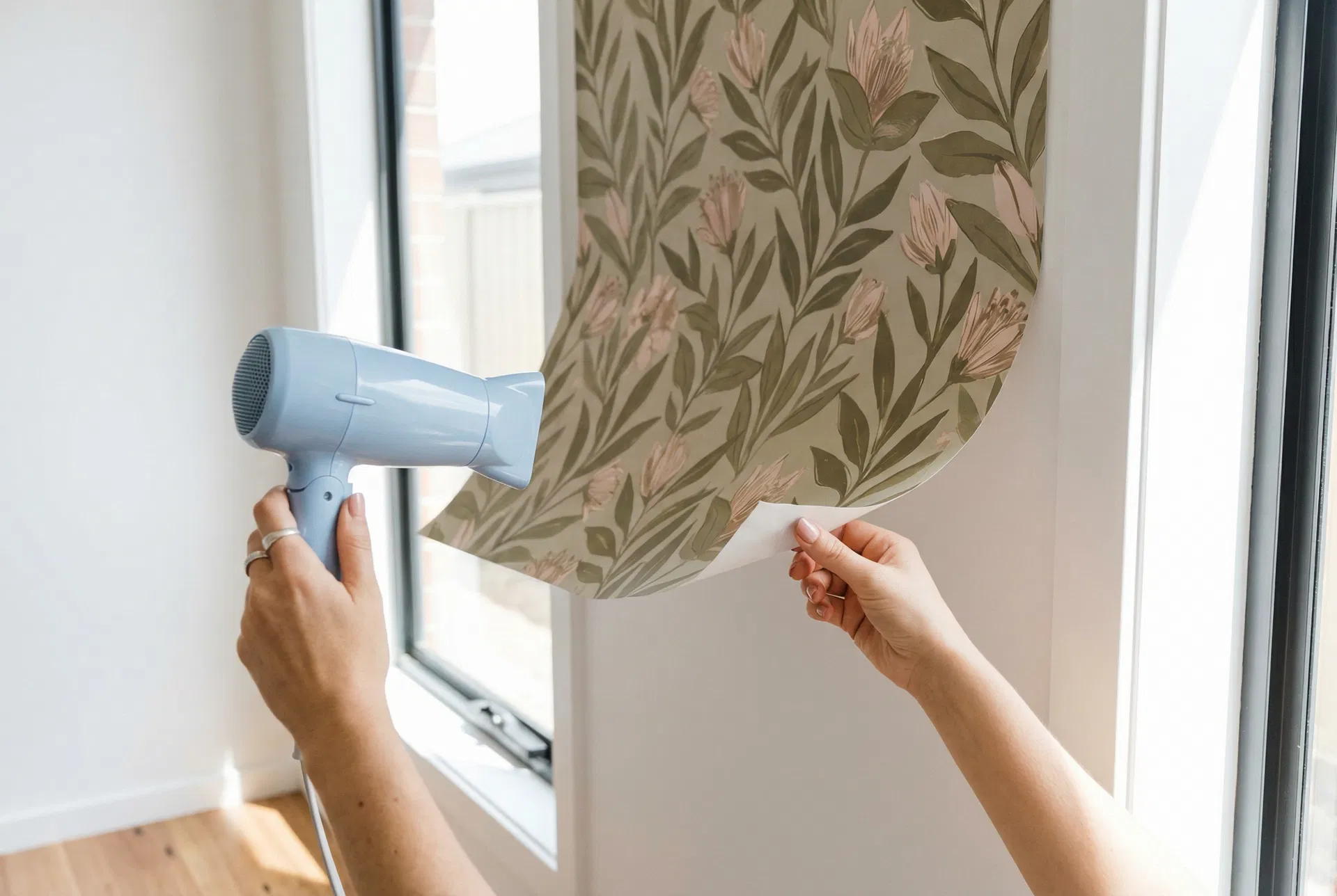 Correct wallpaper removal technique with hairdryer