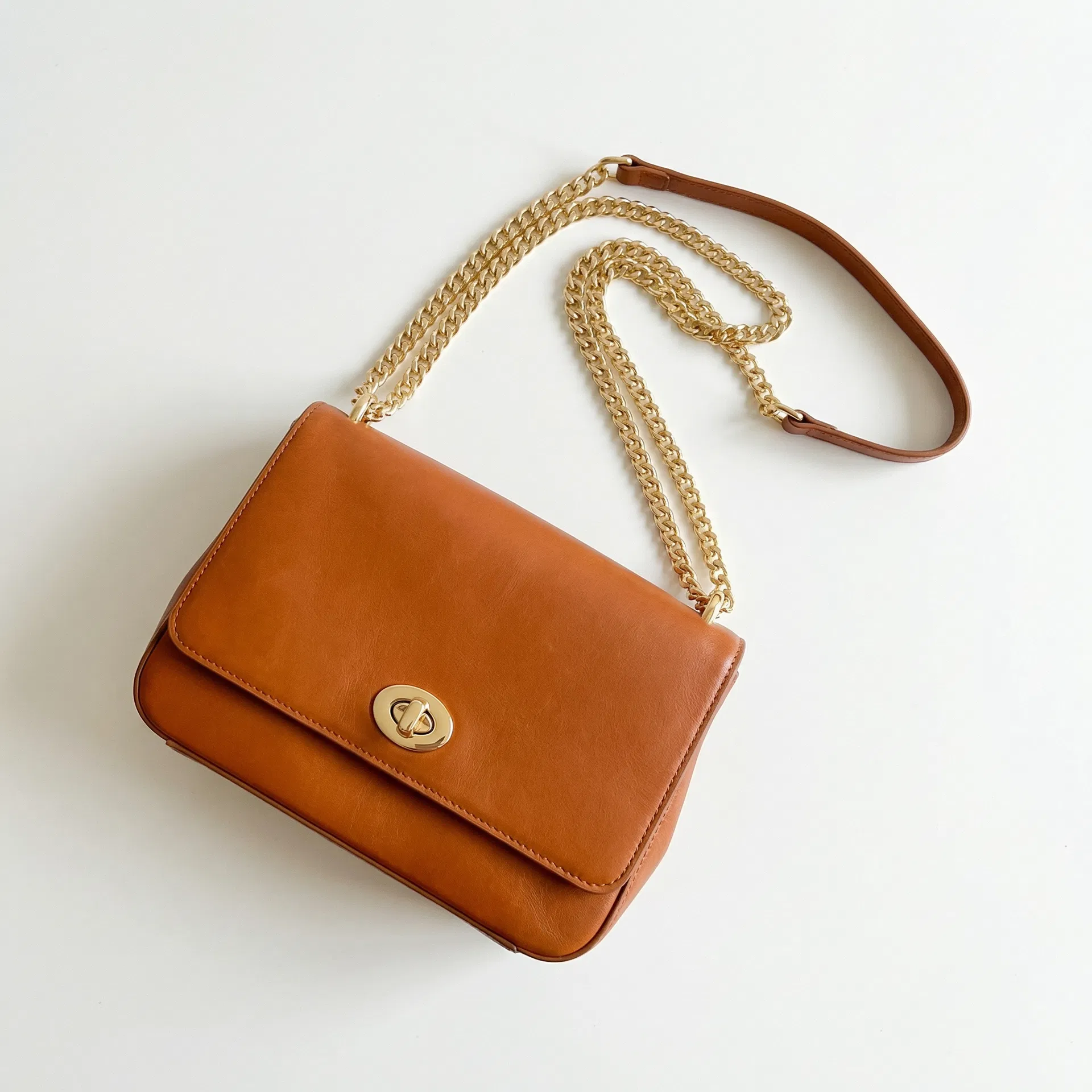 Borsa con Patta e Cinturino a Catena