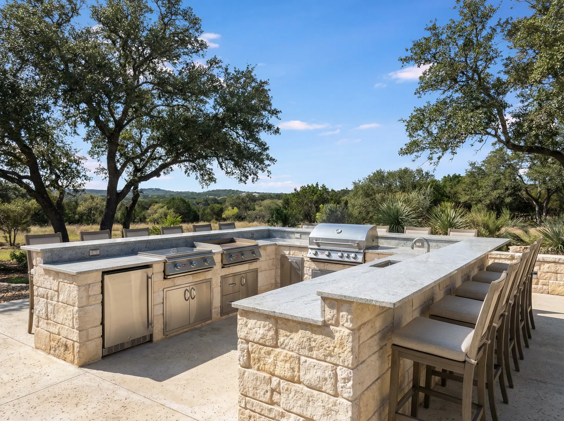 U-Shaped Bar Kitchen