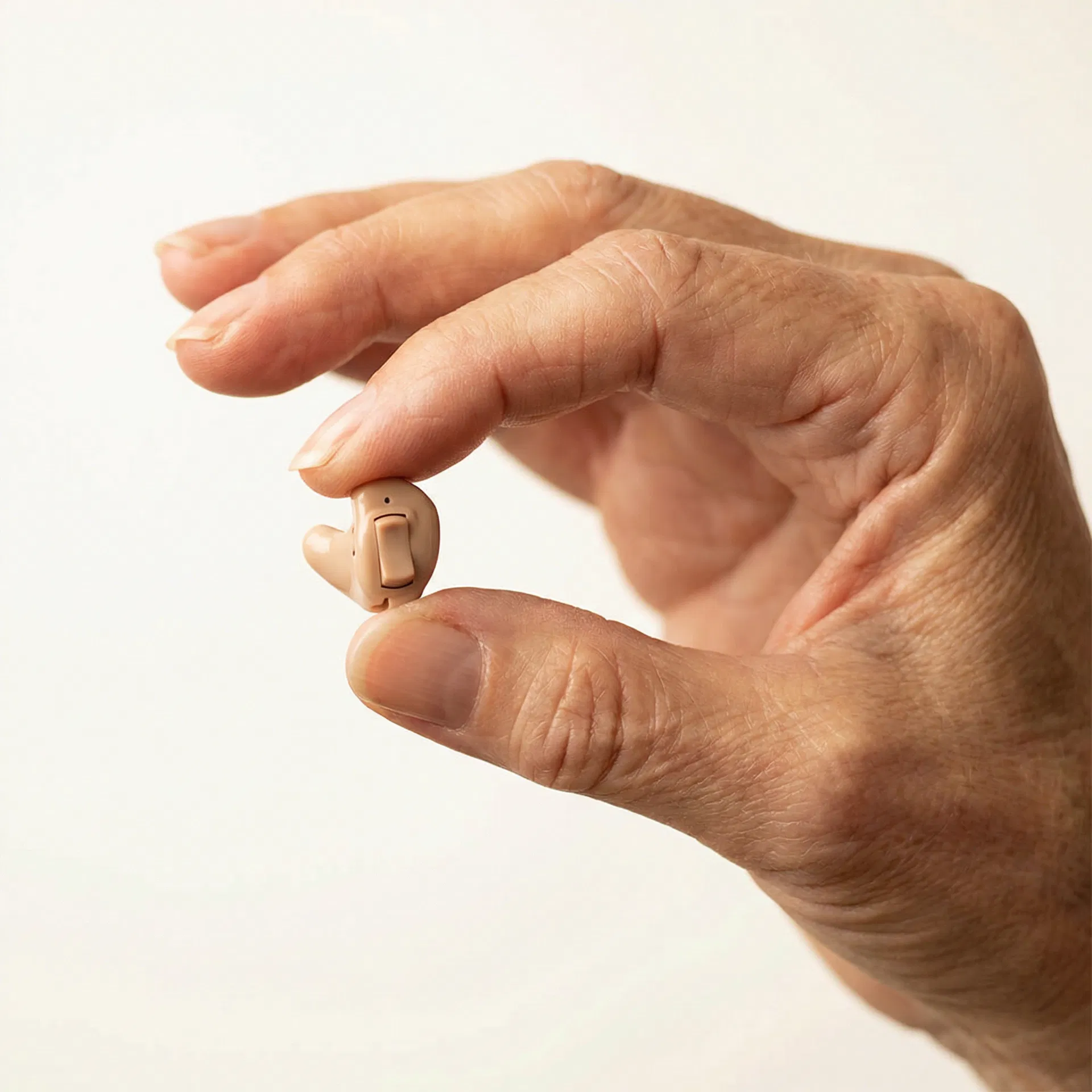 Hearli in der Hand – kaum sichtbar