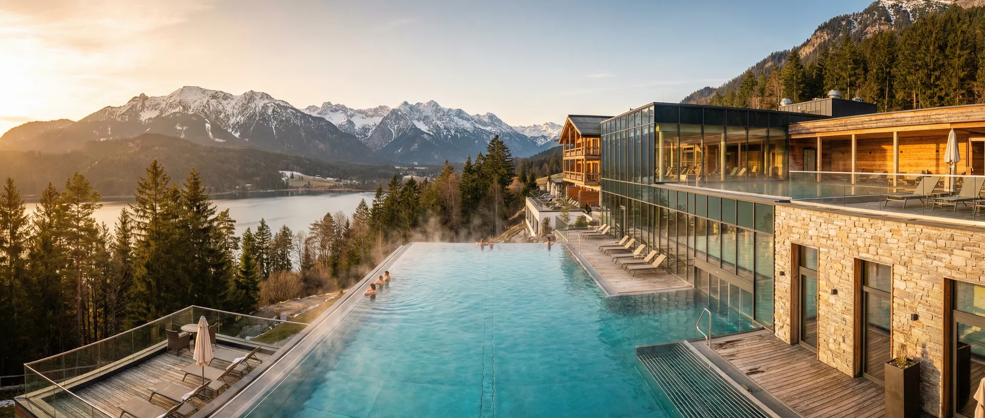 Alpines Spa-Panorama mit Infinity-Pool und Bergblick
