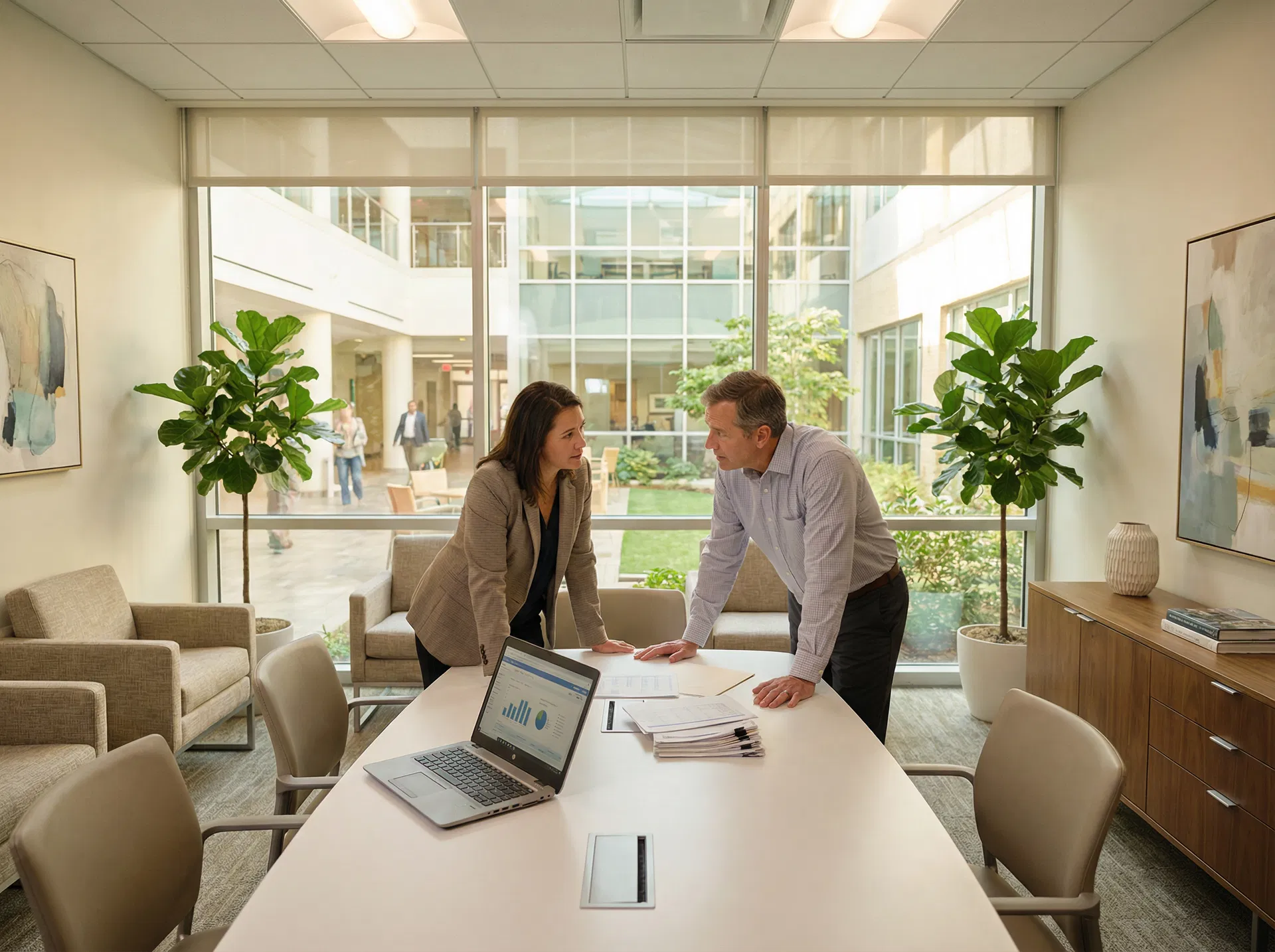 Professionelles Meeting in einer Gesundheitseinrichtung