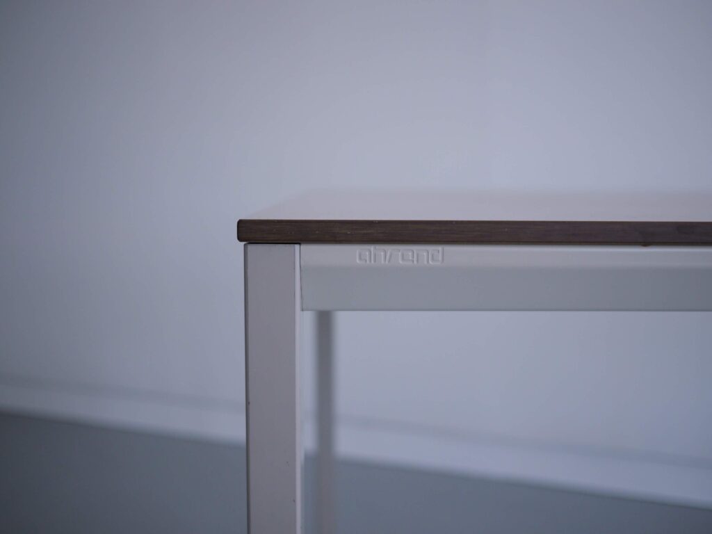 Facet Table 170 カラーのストックに関してはお問合せ下さい。