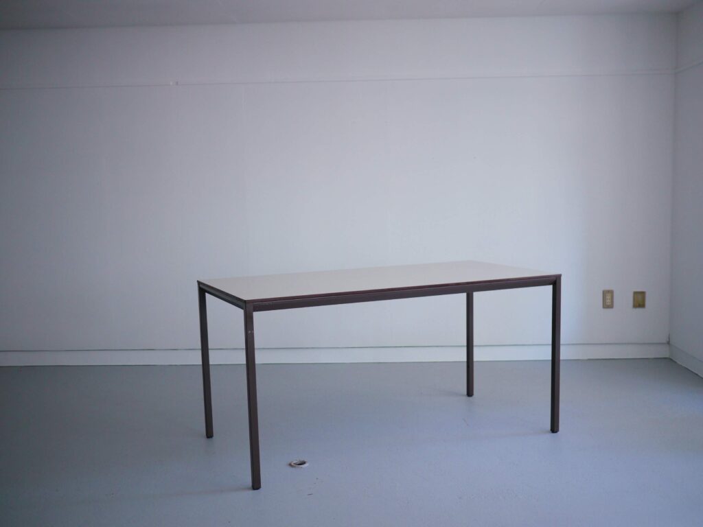 Facet Table 150 カラーのストックに関してはお問合せ下さい。