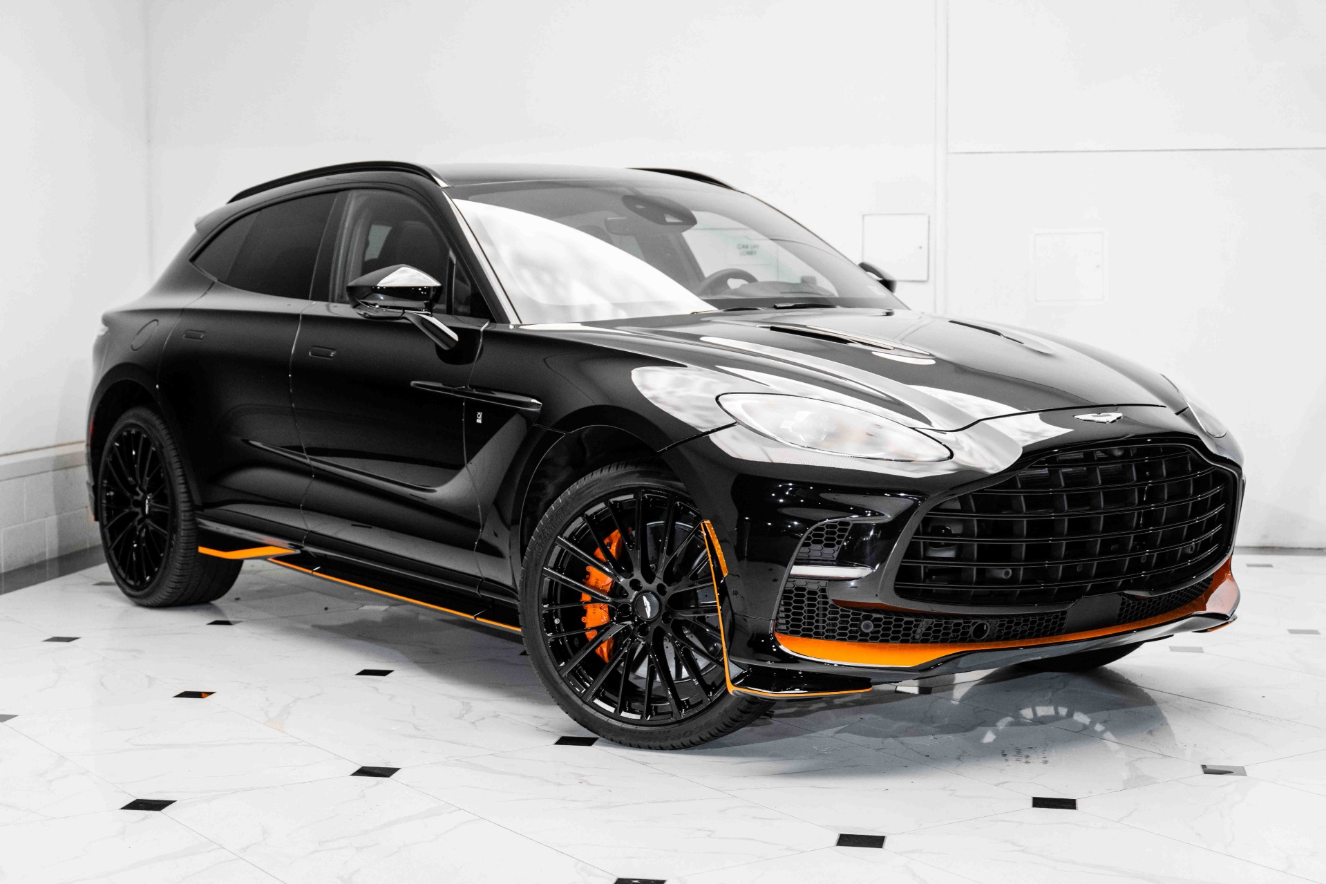 aston martin DBX 707