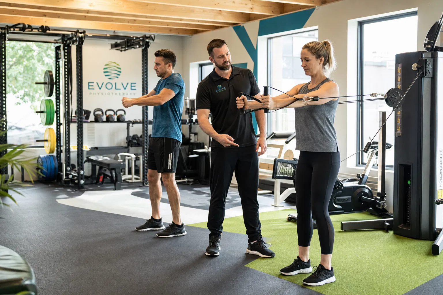 Krankengymnastik am Gerät (KGG) bei W&W Physio Greifswald – aktives gerätegestütztes Training mit Therapeutenbegleitung