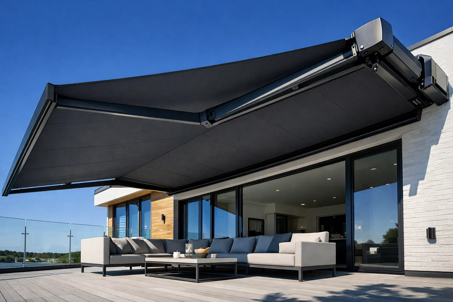Terrasse ved moderne hjem med markise