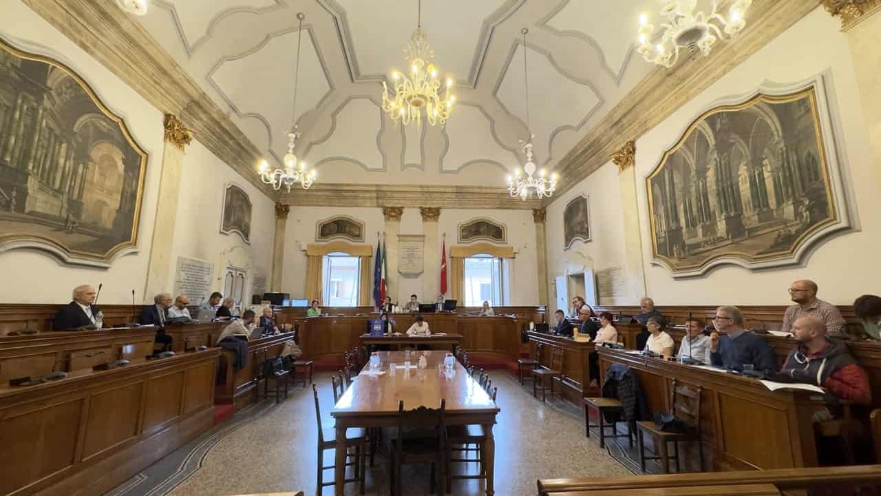 La politica locale che non vediamo