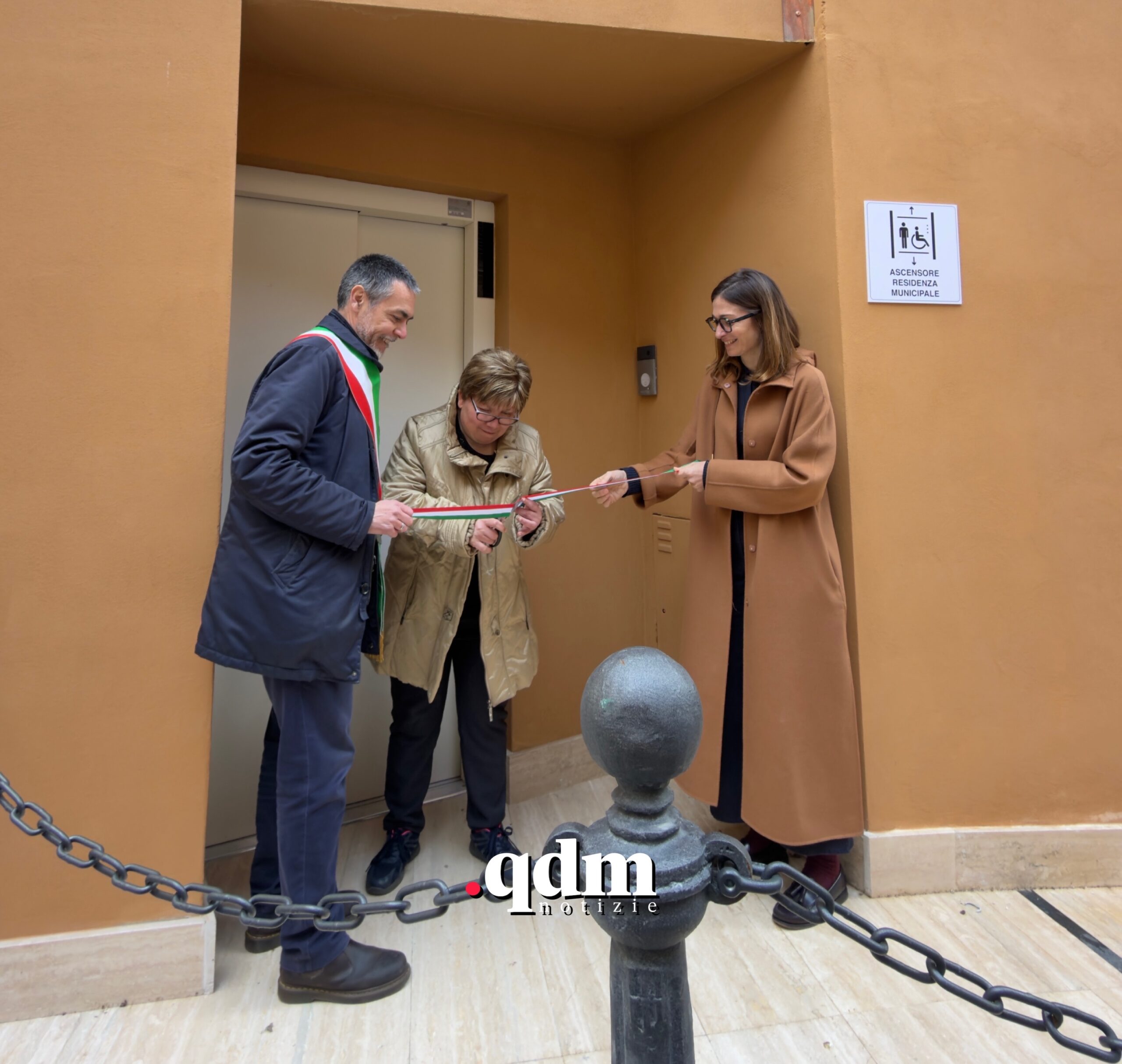 I nastri tagliati e le macerie che restano