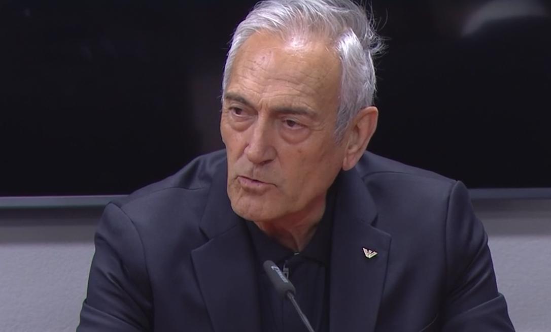 Non si dimette. E questo è il vero problema.