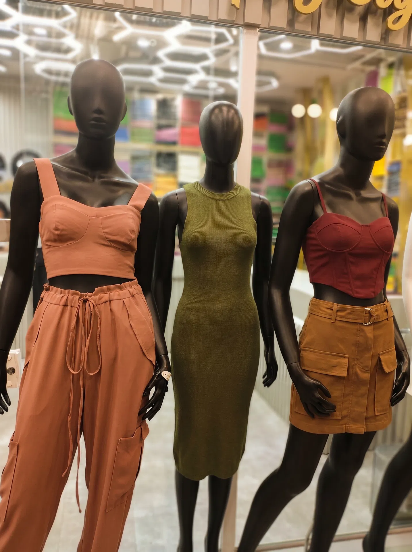 Vitrine Tee Fashion &mdash; manequins com looks Outono/Inverno 2026