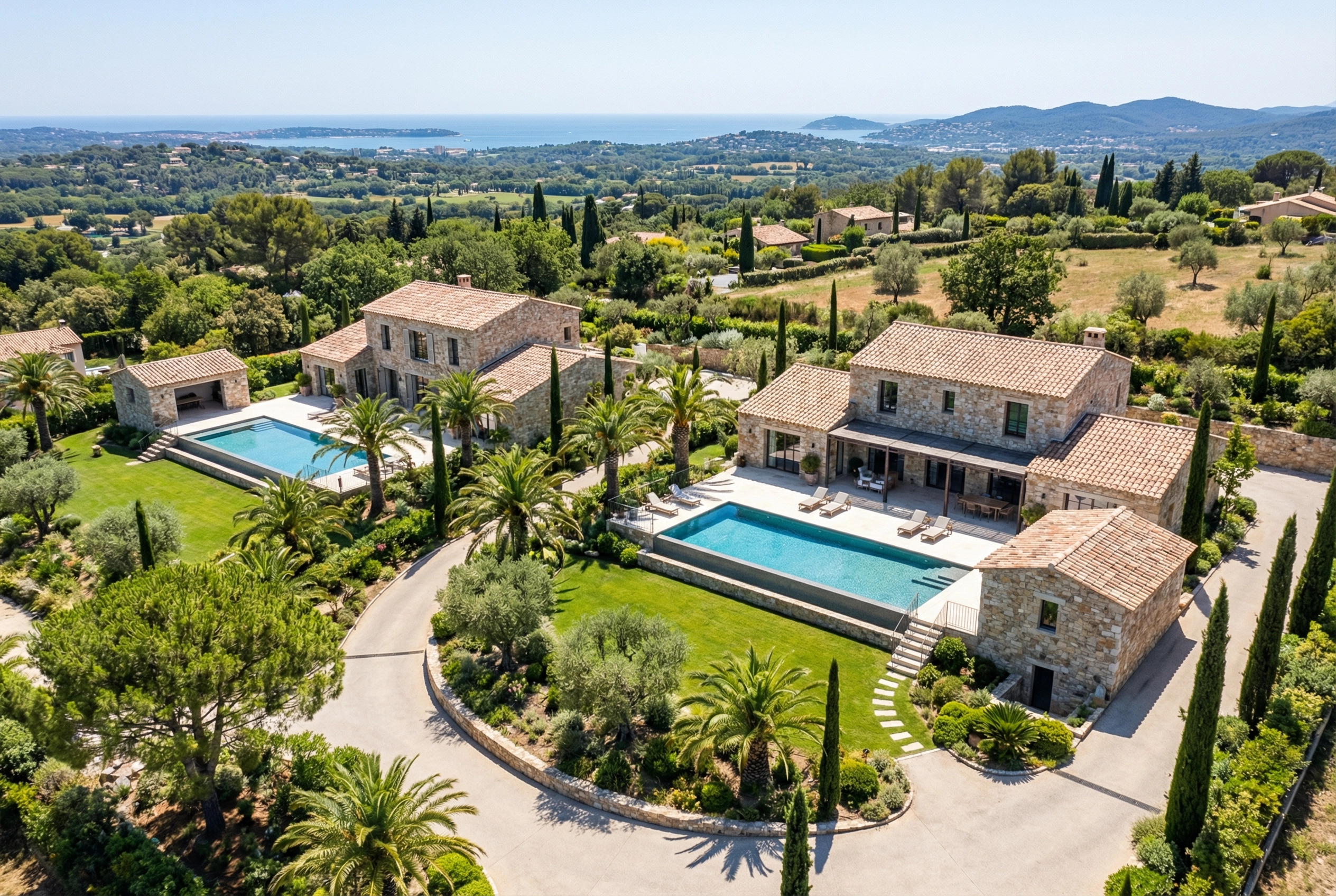 Vue aérienne panoramique du domaine avec les deux villas et piscines