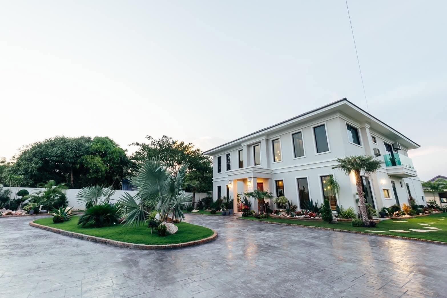 Modern Luxury Villa with Pool, Spacious Plot, and High-Quality Interior in Hua Hin