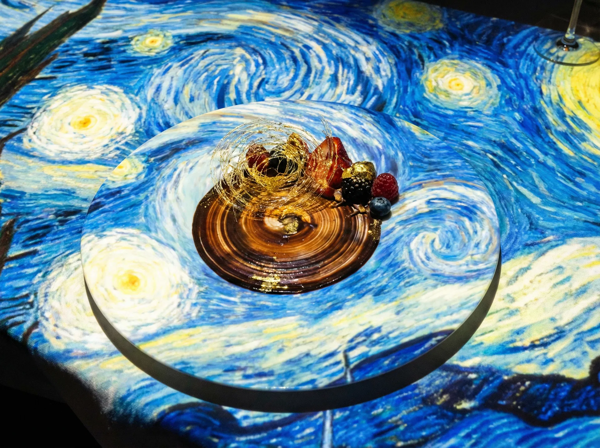 3D Kunstprojektion auf dem Esstisch