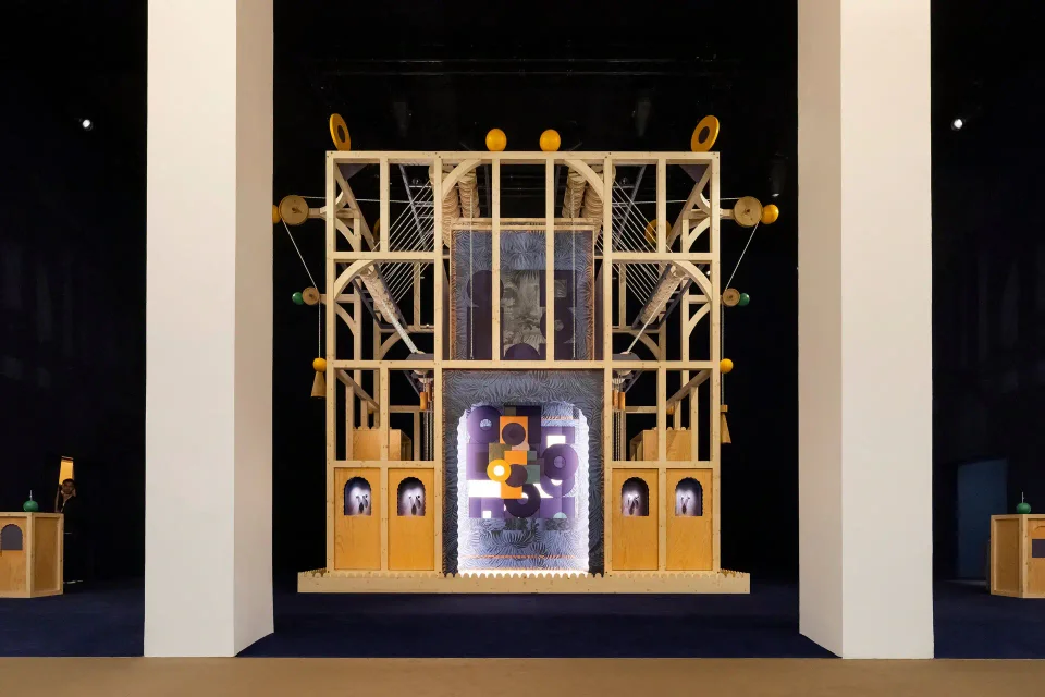 에르메스가 선보인 W&W 2026 설치 전시, ‘기계와 소리의 극장’